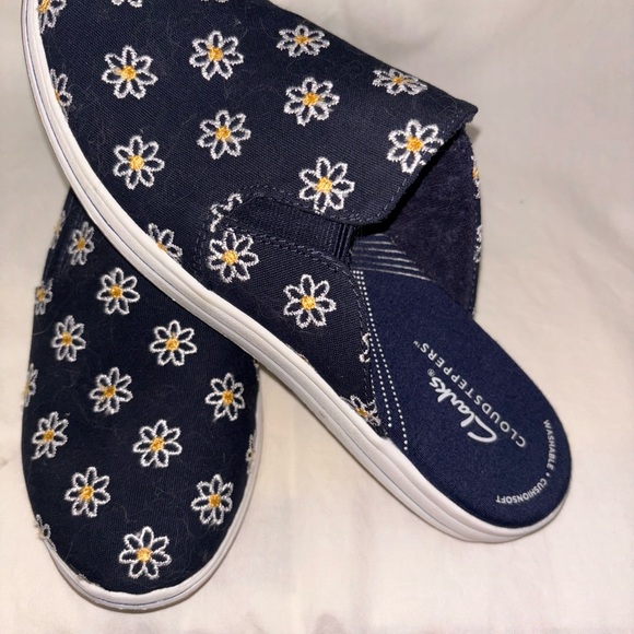 Clarks Women's cloud steppers Breeze Shore Mule Navy Floral Canvas size 7 - Picture 4 of 4